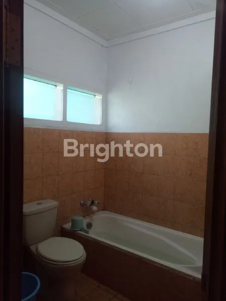 image RUMAH 2 LANTAI DI DALAM PERUMAHAN DENGAN LINGKUNGAN YANG TENANG ( JALAN SITUSARI - SAYAP BUAH BATU BANDUNG) NAMUN DEKAT DENGAN AREA RAMAI (PENDIDIKAN, PERKANTORAN, BANK DAN NIAGA). COCOK UTK TEMPAT TINGGAL ATAU RUANG USAHA. (4)