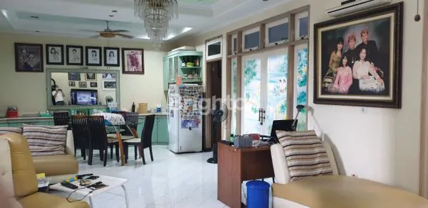 image DIJUAL RUMAH ASRI  2 LANTAI SIAP HUNI SURABAYA (3)