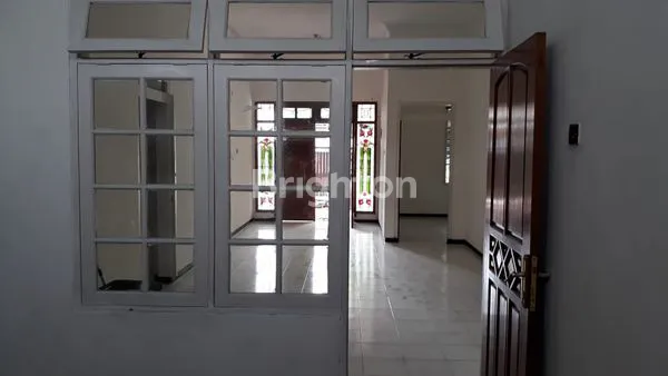 image DISEWAKAN RUMAH STRATEGIS TENGAH KOTA SIDOARJO (3)