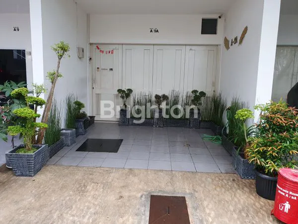 image RUMAH LUAS & MODERN 4,5 LANTAI DENGAN ROOFTOP – PERUMAHAN CENDRAWASIH, FULL FURNISHED! (2)