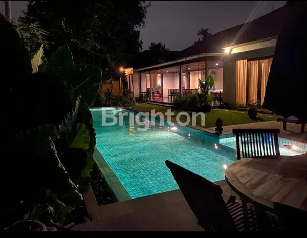 image RUMAH MEWAH  DENGAN HALAMAN LUAS DAN NYAMAN KEMANG JAKARTA SELATAN. (2)