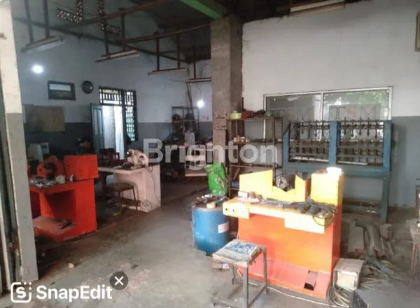 image RUMAH WORKSHOP PINGGIR JALAN RAYA  SEPATAN TANGERANG HITUNG TANAH SAJA  (3)