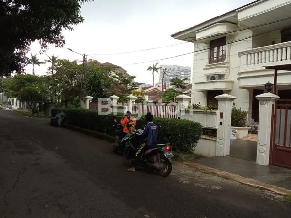 image RUMAH MEWAH 2 LANTAI DI BONA INDAH, JAKARTA SELATAN (8)