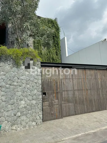 image RUMAH MEWAH 2 LANTAI FULLY FURNISHED DENGAN PRIVATE POOL DI TENGAH KOTA SOLO (1)