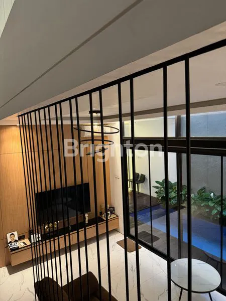 image RUMAH MEWAH 2 LANTAI FULLY FURNISHED DENGAN PRIVATE POOL DI TENGAH KOTA SOLO (2)