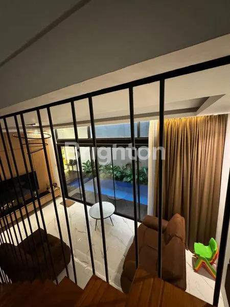 image RUMAH MEWAH 2 LANTAI FULLY FURNISHED DENGAN PRIVATE POOL DI TENGAH KOTA SOLO (3)