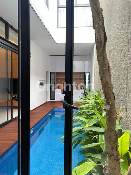 image RUMAH MEWAH 2 LANTAI FULLY FURNISHED DENGAN PRIVATE POOL DI TENGAH KOTA SOLO (4)
