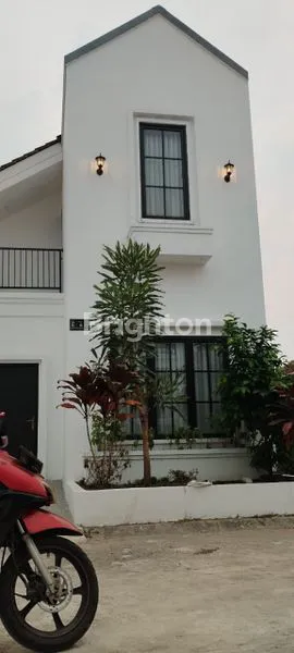 RUMAH 2 LANTAI DESAIN MENAWAN LOKASI CIOMAS BOGOR