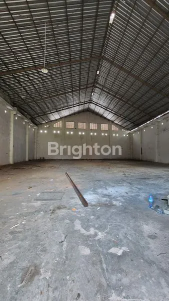 image GUDANG SIAP PAKAI LAHAN PARKIR LUAS (3)