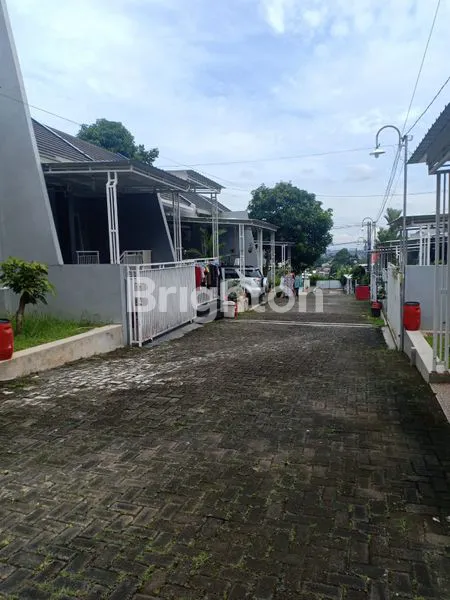 image RUMAH CARPORT DOUBLE SIAP HUNI DI BANYUMANIK (8)