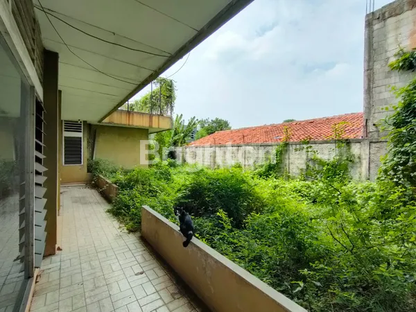 image DIJUAL RUMAH BESAR DI KEBON JERUK, LUAS, DEKAT JALAN RAYA (2)