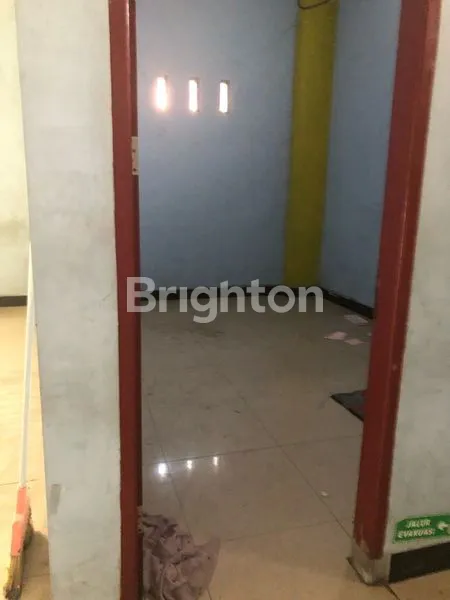 image DISEWAKAN RUKO 2 PINTU 2,5 LANTAI BEKAS KLINIK (4)