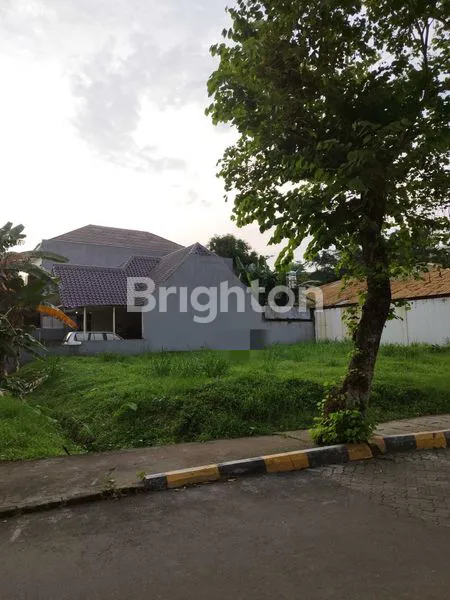 Gambar Property TANAH HOOK ISTIMEWA: JALANAN SANGAT LEBAR DAN KEAMANAN 24 JAM, SEMPURNA UNTUK BISNIS KOS ATAU MEMBANGUN RUMAH IDAMAN MODERN