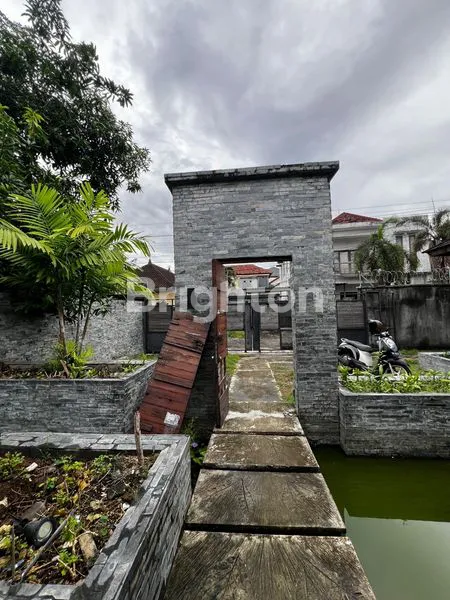 image RUMAH HOOK SEWA JANGKA PANJANG DENGAN ORNAMEN KAYU DI RENON (1)