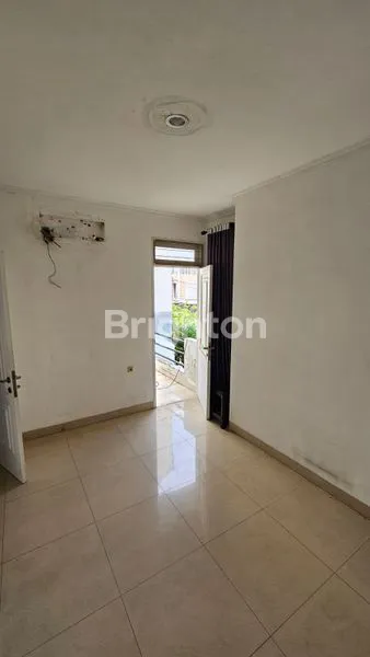 image RUMAH LAMA TAMAN VILLA MERUYA DEKAT MALL PURI INDAH JAKARTA BARAT (5)