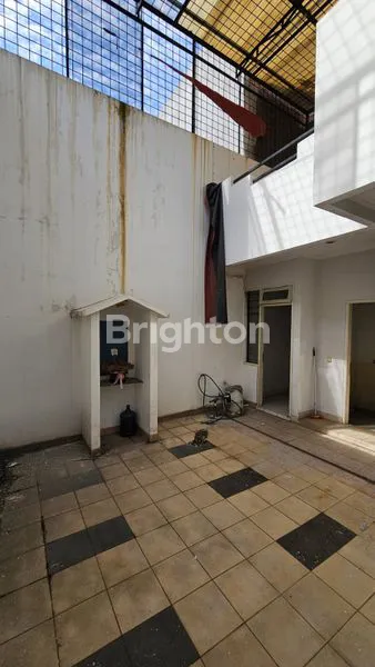 image RUMAH LAMA TAMAN VILLA MERUYA DEKAT MALL PURI INDAH JAKARTA BARAT (8)