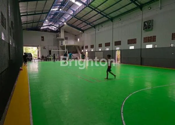 RUMAH DAN LAPANGAN FUTSAL DI BANYUANYAR DEKAT TOL NGEMPLAK