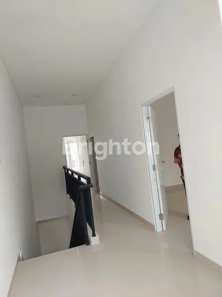 image RUMAH MEWAH 2 LANTAI BEBAS BANJIR DEKAT KAMPUS DI MERUYA JAKARTA BARAT (4)