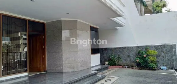 image RUMAH MEWAH 2 LANTAI FURNISHED TENGAH KOTA MALANG HANYA 3 MENIT KE UNM,  UB,  WONDER BRIDGE,  SEKOLAH DEMPO, SANTA MARIA,  DLL (2)