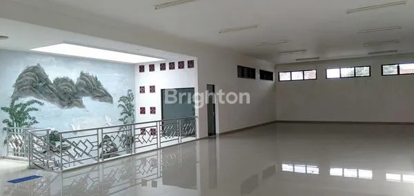 image RUMAH MEWAH 2 LANTAI FURNISHED TENGAH KOTA MALANG HANYA 3 MENIT KE UNM,  UB,  WONDER BRIDGE,  SEKOLAH DEMPO, SANTA MARIA,  DLL (4)