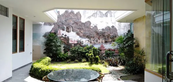 image RUMAH MEWAH 2 LANTAI FURNISHED TENGAH KOTA MALANG HANYA 3 MENIT KE UNM,  UB,  WONDER BRIDGE,  SEKOLAH DEMPO, SANTA MARIA,  DLL (5)