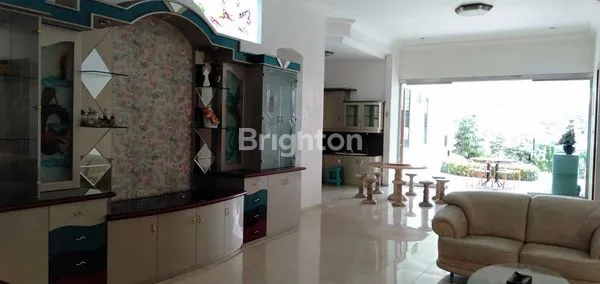 image RUMAH MEWAH 2 LANTAI FURNISHED TENGAH KOTA MALANG HANYA 3 MENIT KE UNM,  UB,  WONDER BRIDGE,  SEKOLAH DEMPO, SANTA MARIA,  DLL (6)