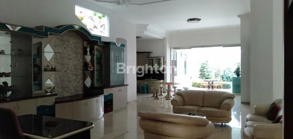 image RUMAH MEWAH 2 LANTAI FURNISHED TENGAH KOTA MALANG HANYA 3 MENIT KE UNM,  UB,  WONDER BRIDGE,  SEKOLAH DEMPO, SANTA MARIA,  DLL (7)