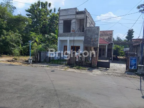 RUKO 2 LANTAI DAN RUMAH HALAMAN LUAS AREA STRATEGIS DI NJIWAN  KABUPATEN MADIUN