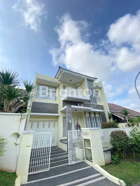 RUMAH MEWAH LUAS 2 LT ADA ROOFTOP DEKAT ELPICO VILLA PUNCAK TIDAR