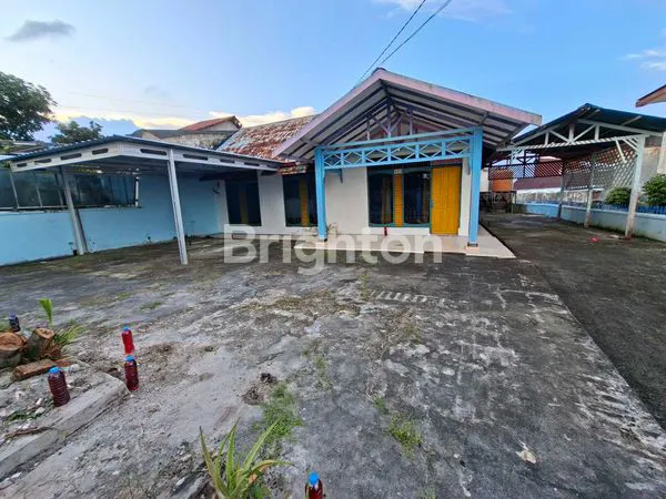 RUMAH DENGAN PARKIRAN YANG LUAS DI GUNUNG SARI BALIKPAPAN