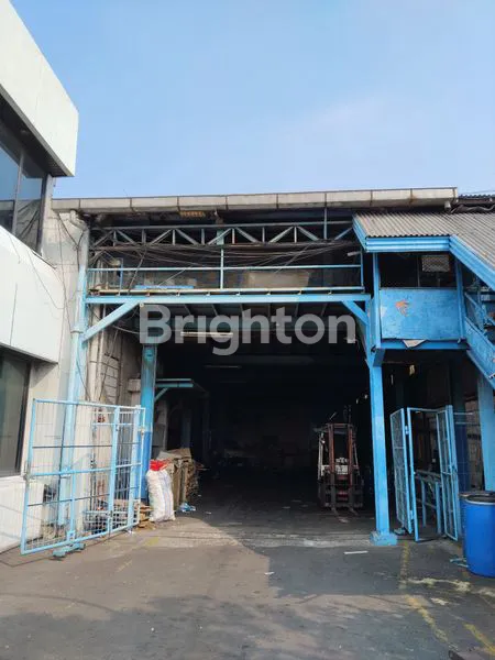 PABRIK STRATEGIS DI TAMAN SIDOARJO, LUAS 10.500 M2, HARGA SEWA TERJANGKAU