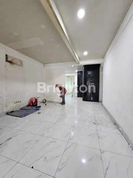 image MINI BUILDING 3 LANTAI DIJUAL DIKAPTEN TENDEAN  PINGIR JALAN  RAYA AREA KOMERSIL (6)