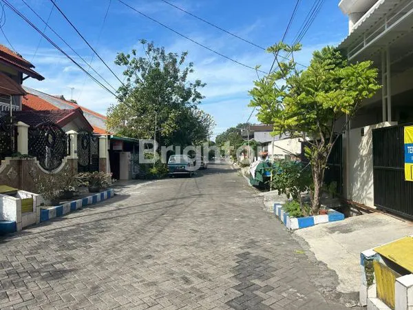 image RUMAH HITUNG TANAH 202M² AKSES JALAN LEBAR DEKAT UNIV SURABAYA (2)