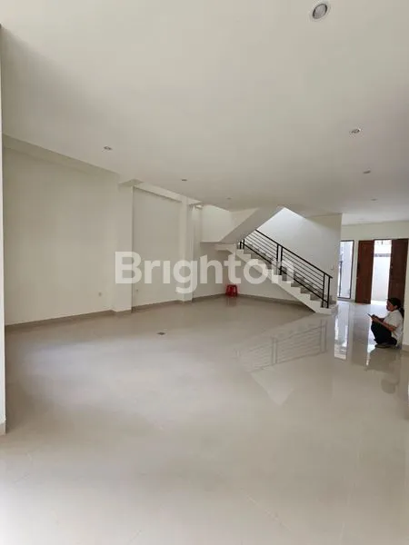 image DISEWAKAN RUMAH 2 LANTAI STYLE MINIMALIS MODERN LOKASI STRATEGIS JL. MOH YAMIN RENON (2)
