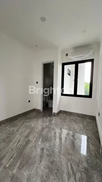 image RUMAH MODERN CLASSIC KEMEWAHAN HUNIAN STRATEGIS DI BEKASI KOTA (3)