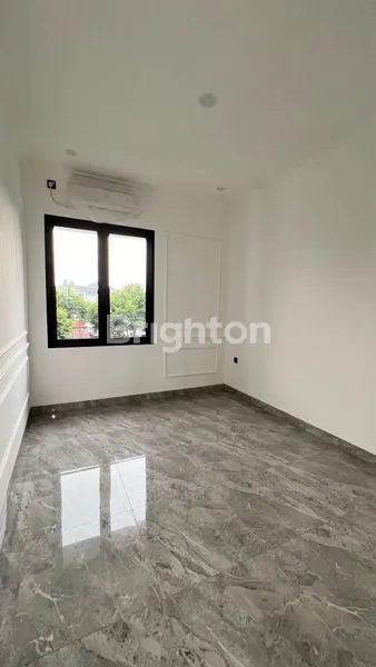 image RUMAH MODERN CLASSIC KEMEWAHAN HUNIAN STRATEGIS DI BEKASI KOTA (7)