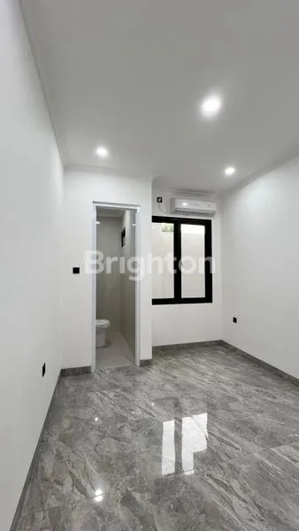 image RUMAH MODERN CLASSIC KEMEWAHAN HUNIAN STRATEGIS DI BEKASI KOTA (4)