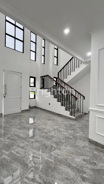 image RUMAH MODERN CLASSIC KEMEWAHAN HUNIAN STRATEGIS DI BEKASI KOTA (2)