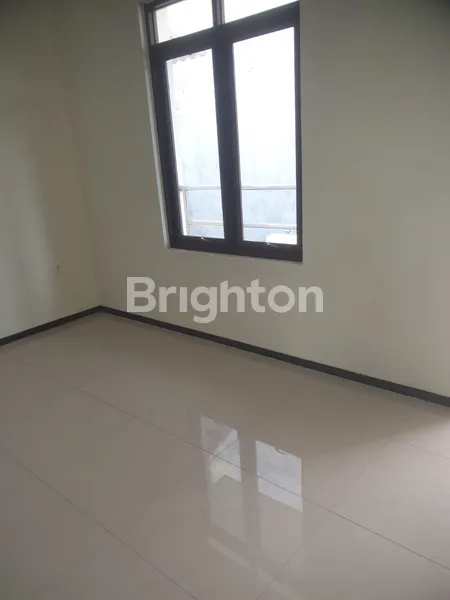 image RUMAH SIAP HUNI BAGUS DI DAERAH RUNGKUT 2 LANTAI 4 KAMAR HANYA 50JUTA (7)