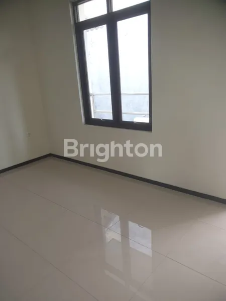 image RUMAH DISEWAKAN SIAP HUNI BAGUS DI PANDUGO RUNGKUT 2 LANTAI 4 KAMAR (7)