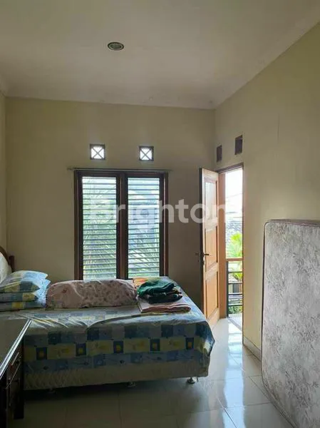 image DIJUAL RUMAH 2 LANTAI ASRI DAN NYAMAN DENGAN AKSES KELUAR MASUK MENUJU RUMAH SATU PINTU DAN KEAMANAN 24 JAM YANG LOKASINYA DI SAYAP SETRA DUTA, BANDUNG UTARA (6)