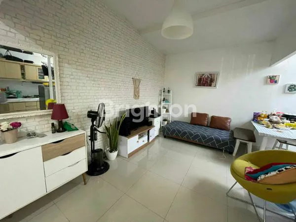 image DIJUAL RUMAH 2 LANTAI ASRI DAN NYAMAN DENGAN AKSES KELUAR MASUK MENUJU RUMAH SATU PINTU DAN KEAMANAN 24 JAM YANG LOKASINYA DI SAYAP SETRA DUTA, BANDUNG UTARA (4)