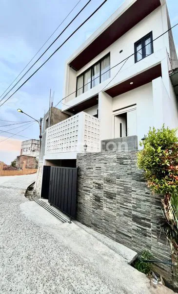 image DIJUAL 1 UNIT RUMAH KOKOH 3 LANTAI MINIMALIS & SIAP HUNI YANG LOKASINYA DI DAERAH PADASUKA ATAS, BELAKANG KOMPLEK PADASUKA IDEAL  (1)