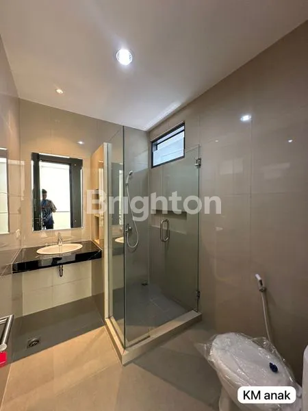 image RUMAH GRAHA NATURA DEKAT DENGAN CLUB HOUSE DAN 3 MENIT DARI GWALK LOKASI STARTEGIS DAN AKSES JALAN LEBAR DAN AMAN (7)