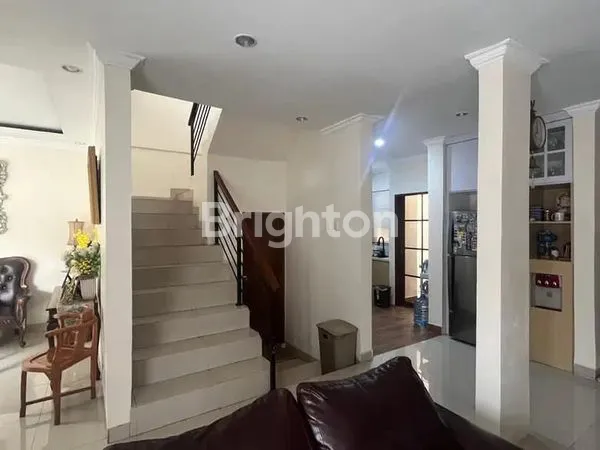 image RUMAH BAGUS 2,5 LANTAI SIAP HUNI ADA GARASI DI LENTENG AGUNG JAKARTA SELATAN L95C227 (5)