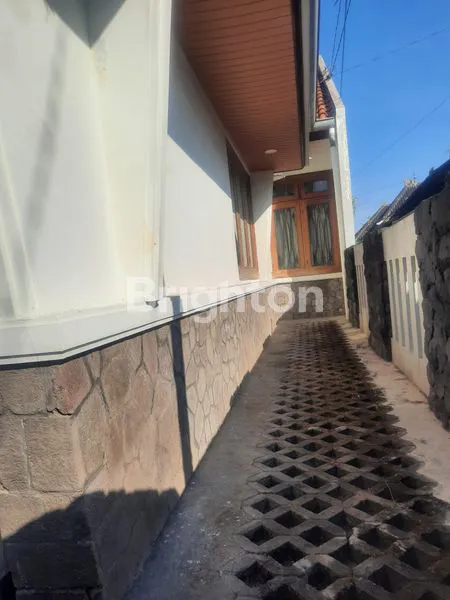 image RUMAH STRATEGIS 2 LANTAI SEMI FURNISH DI SERENGAN, SURAKARTA (7)