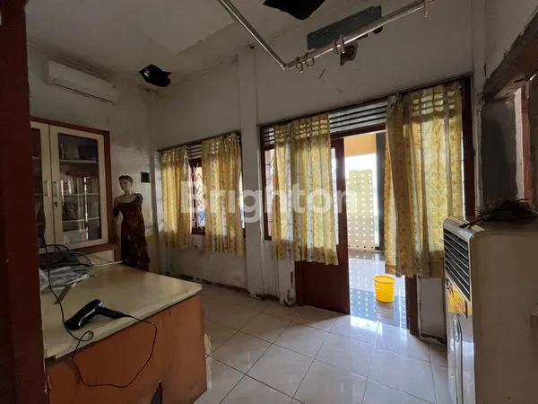 image DIJUAL RUMAH 2 LANTAI  BENTUK L  495 M2 STRATEGIS TENGAH KOTA  (4)