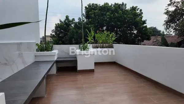 image RUMAH MEWAH 3 LANTAI TYPE AMERICAN CLASSIC DI JAGAKARSA JAKARTA SELATAN L96C228 (8)