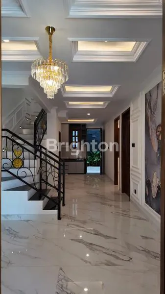 image RUMAH MEWAH 3 LANTAI TYPE AMERICAN CLASSIC DI JAGAKARSA JAKARTA SELATAN L96C228 (4)