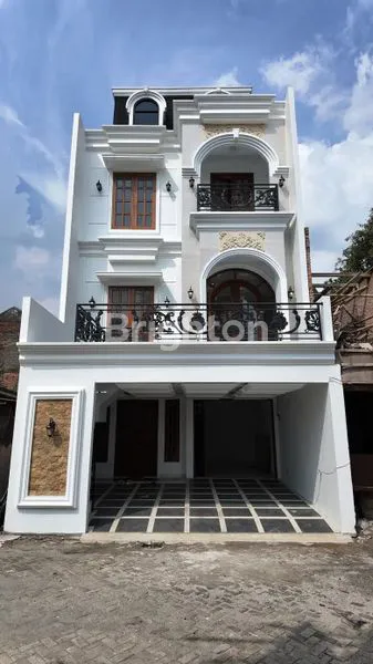 image RUMAH MEWAH 3 LANTAI TYPE AMERICAN CLASSIC DI JAGAKARSA JAKARTA SELATAN L96C228 (6)